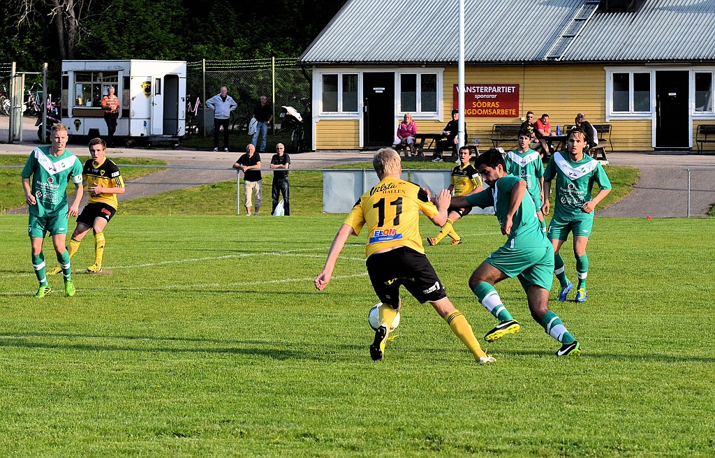2014_0521_11.JPG - Martin Haglind krigar för att få tag på bollen