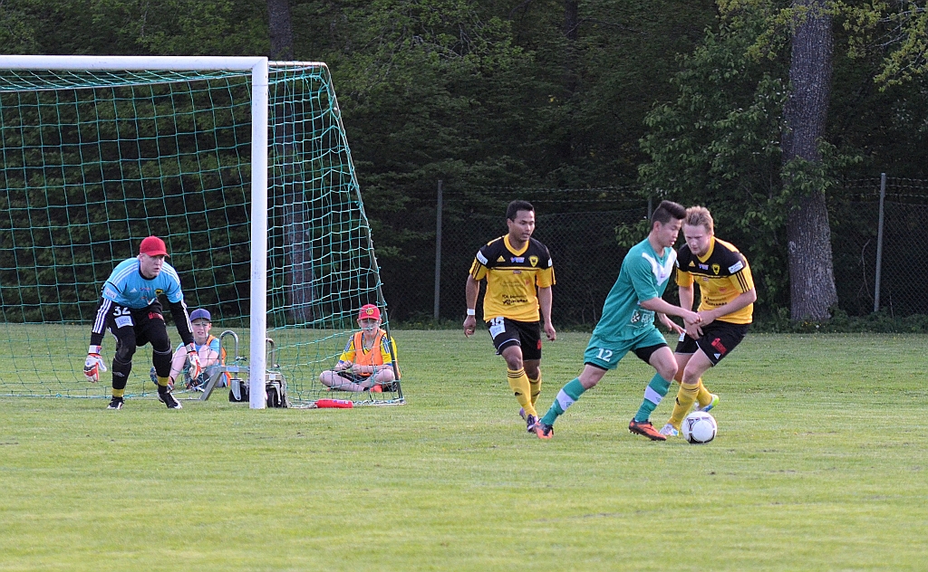 2014_0521_13.JPG - Filip Haglind pressar mot Irstaspelaren