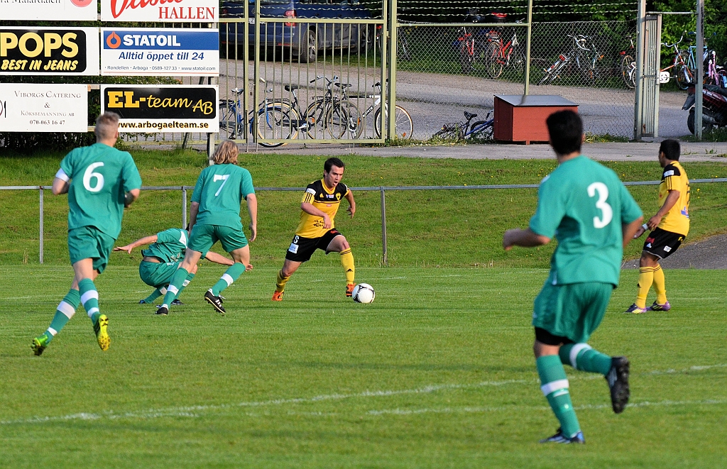 2014_0521_15.JPG - Zico dribblar med Irstaförsvaret. . . .