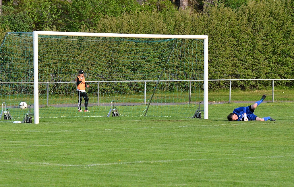 2014_0521_18.JPG - . . . . in i mål, 2-0 till Södra