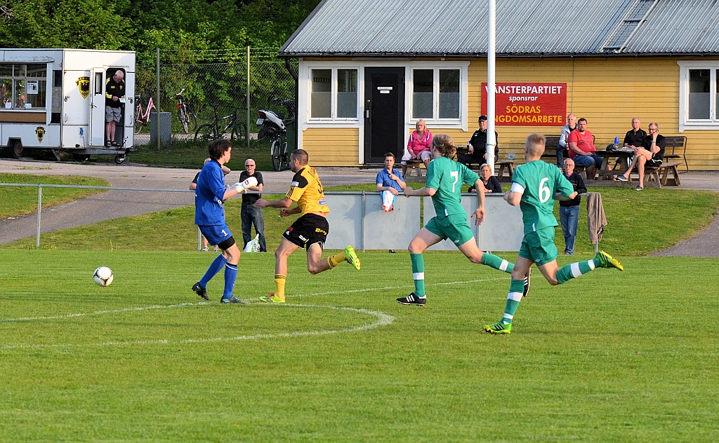 2014_0521_20.JPG - Amiron kommer förbi målvakten med bollen. . . .