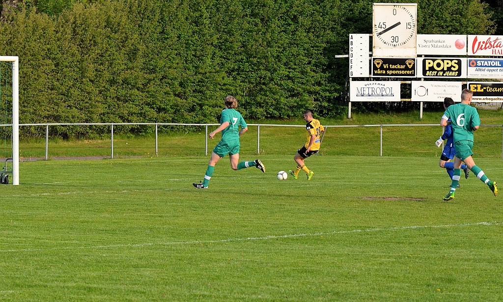 2014_0521_21.JPG - . . . . men kommer för djupt ner mot kortlinjen och chansen försvinner