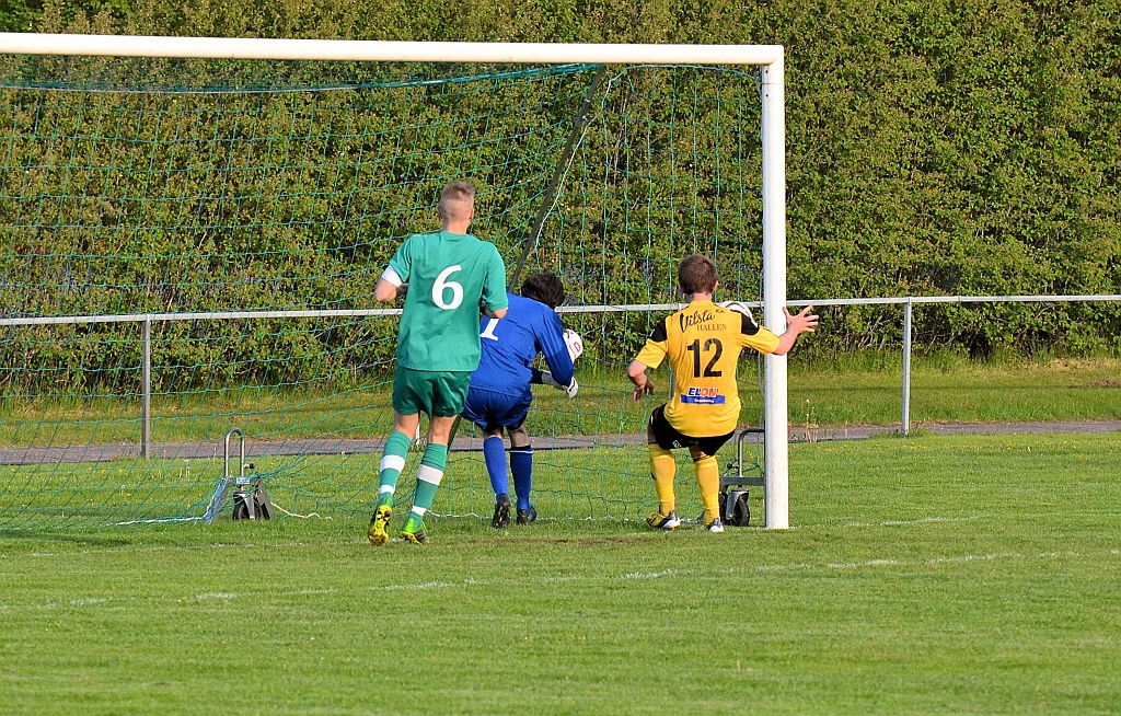 2014_0521_23.JPG - . . . . och fullföljer lyftningen över målvakten med att pressa in bollen i mål. 3-0 till Södra