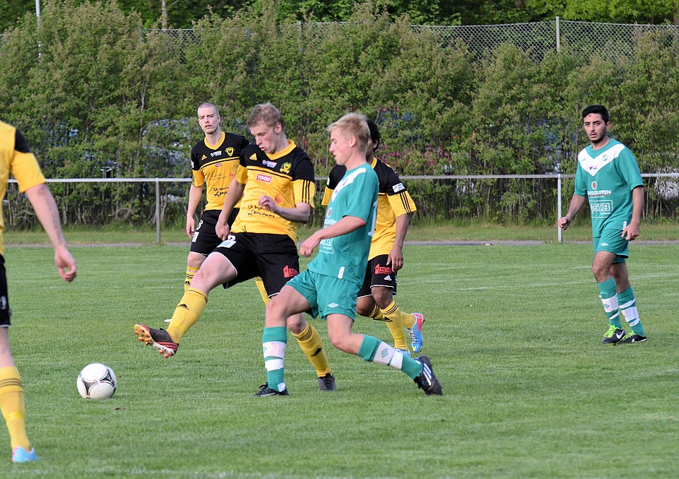 2014_0521_26.JPG - Filip Stjernfeldt går in i närkamp på mitten