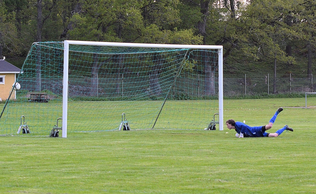 2014_0521_31.JPG - . . . . och bollen går in i bortre hörnet, 4-0 till Södra