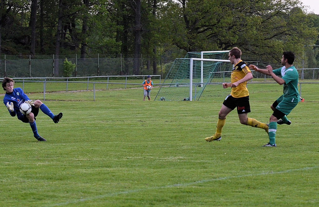 2014_0521_34.JPG - Brandon Wade skjuter mot målvakten. . . .