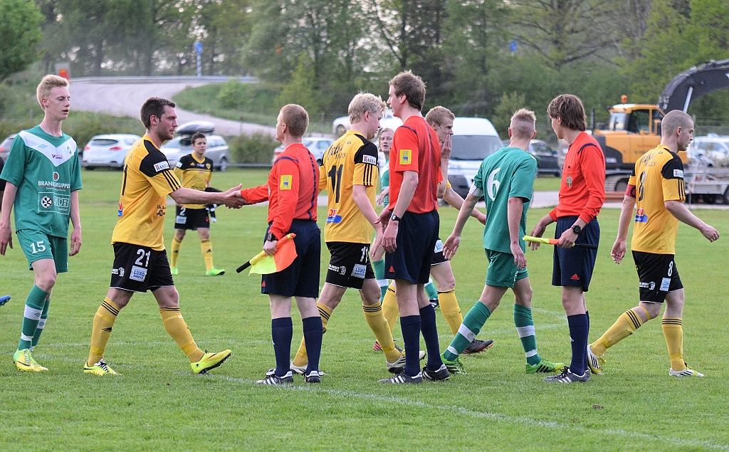 2014_0521_36.JPG - Spelarna tackar för en god match