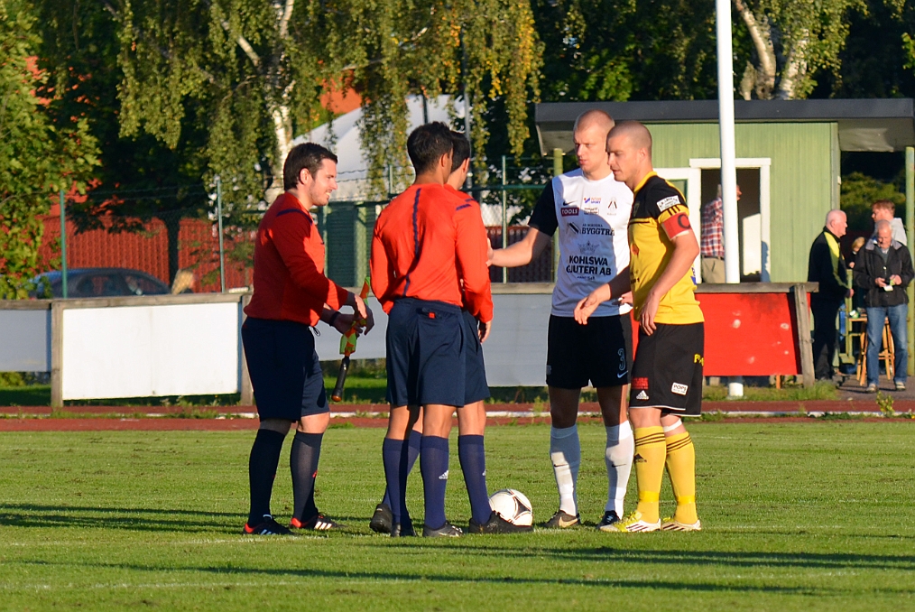 2014_0828_01.JPG - Lagkaptenerna hälsar på dommarna