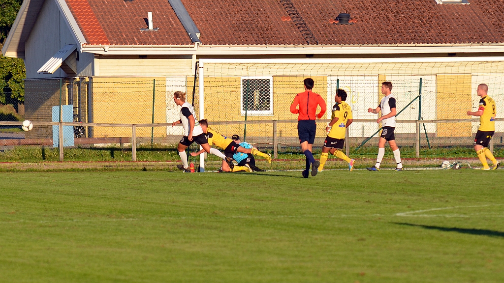 2014_0828_03.JPG - Södra tvingas slå ut bollen till en hörna