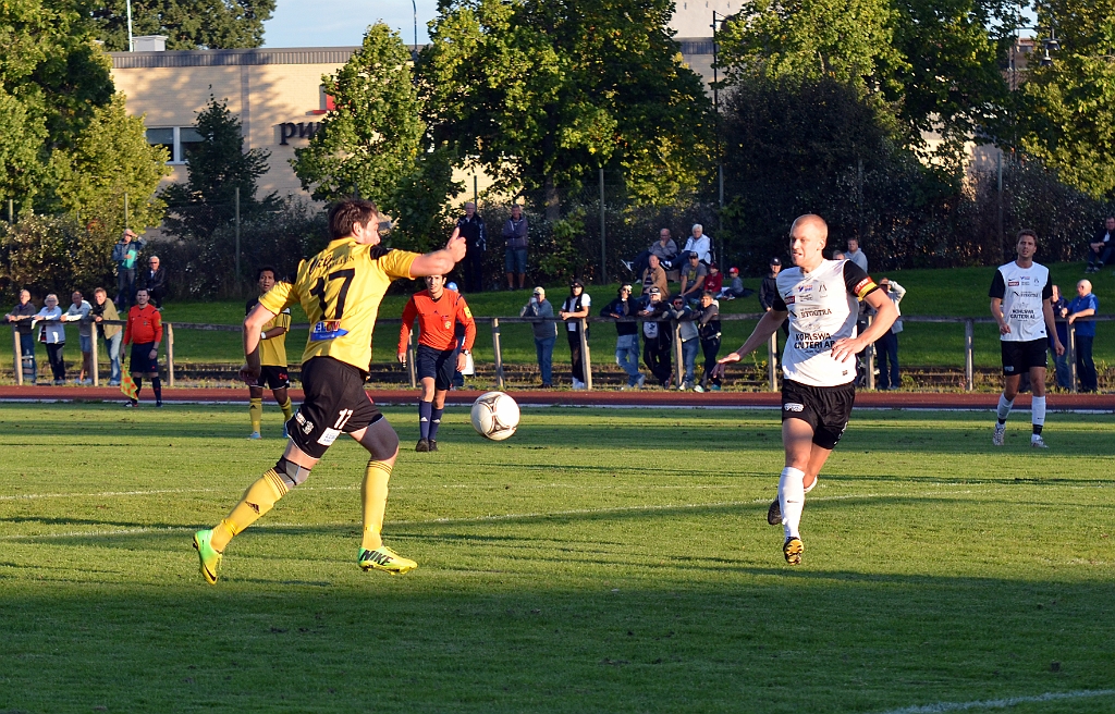 2014_0828_04.JPG - Olle Andersson tar emot ett inlägg . . . .