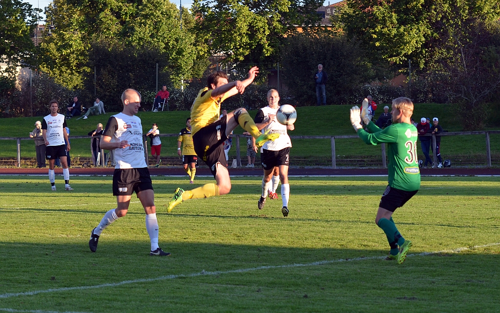 2014_0828_05.JPG - . . . . försöker sedan nå bollen före målvakten . . . .