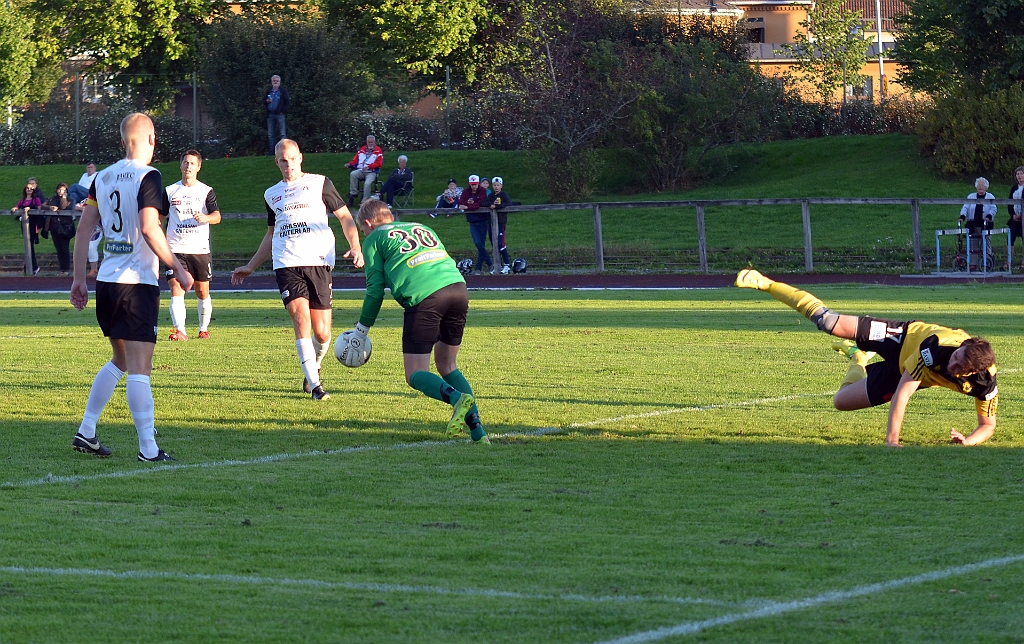 2014_0828_06.JPG - . . . . men målvakten täcker av och får tag på bollen.