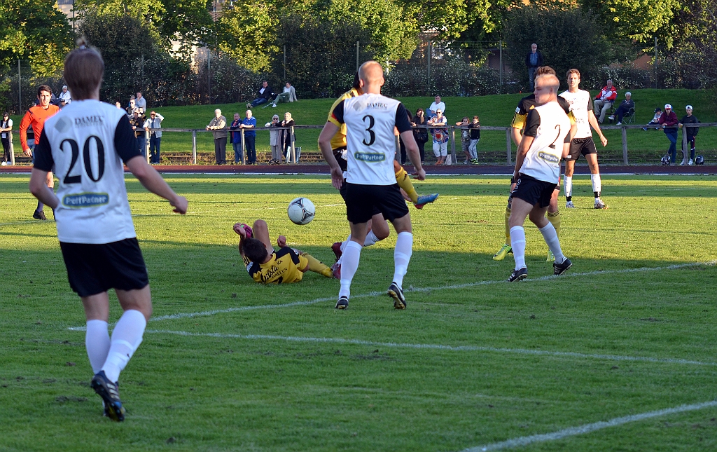 2014_0828_08.JPG - . . . . Olle Andersson och Nemanja Plamenic springer ihop och Nemnja blir trampad på foten . . . .