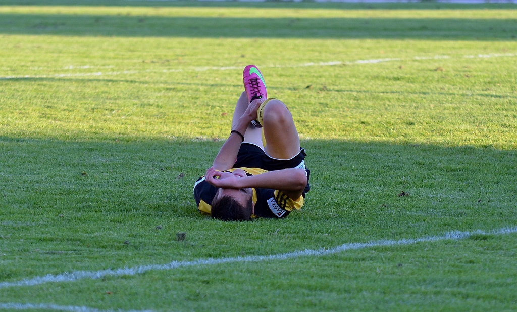 2014_0828_09.JPG - . . . . Nemanja blir liggandes kvar skadad, men kunde sedan åter delta i matchen.