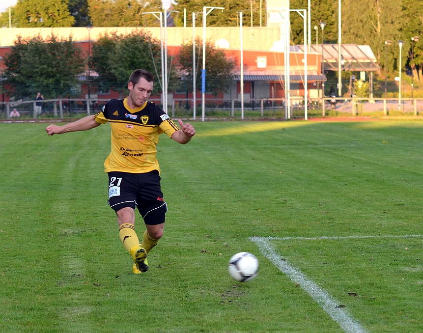 2014_0828_11.JPG - Dennis Jansson är ganska fri på kanten och slår ett inlägg . . . .