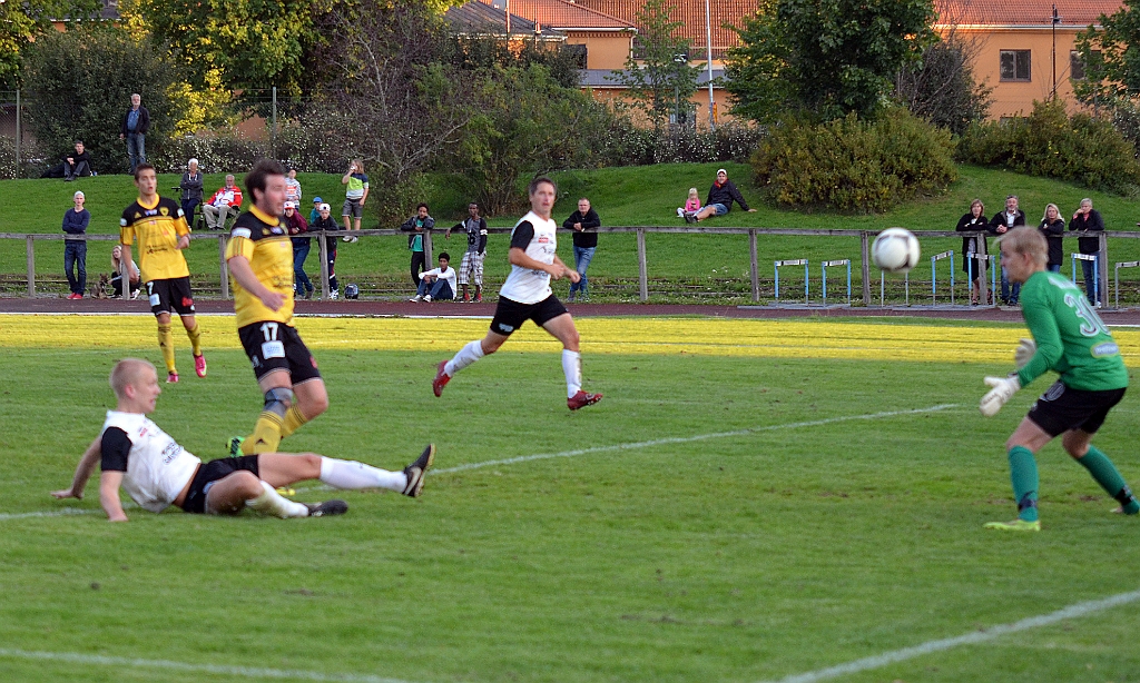 2014_0828_12.JPG - . . . . Olle Andersson är inne i boxen och tvingar kolsvabacken till en brytning där bollen går i mål. Södra reducerar till 1-2.