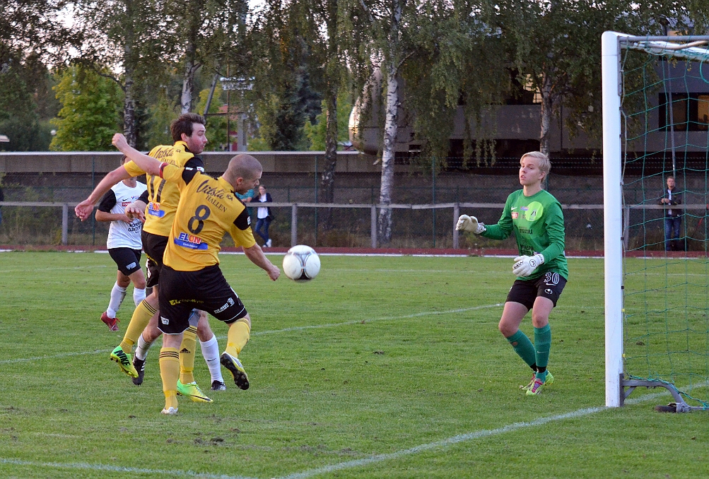 2014_0828_15.JPG - Nära att Gustav Gustavsson når bollen med huvudet efter en frispark.