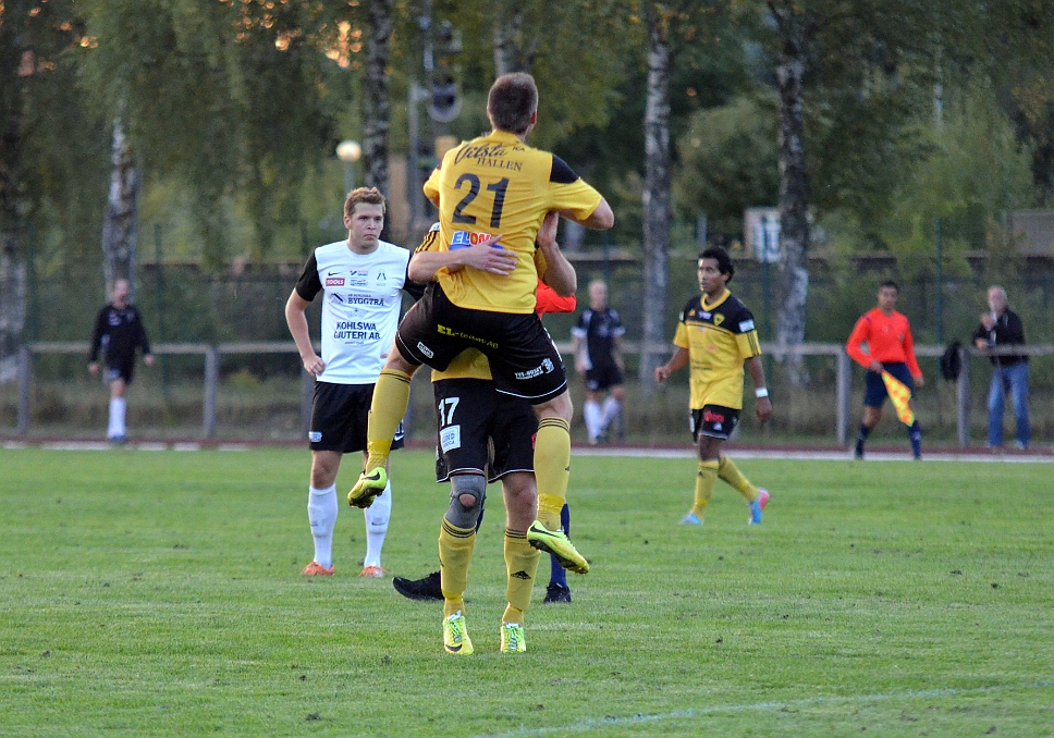 2014_0828_17.JPG - En glad Dennis Jansson kramar om Olle Andersson.