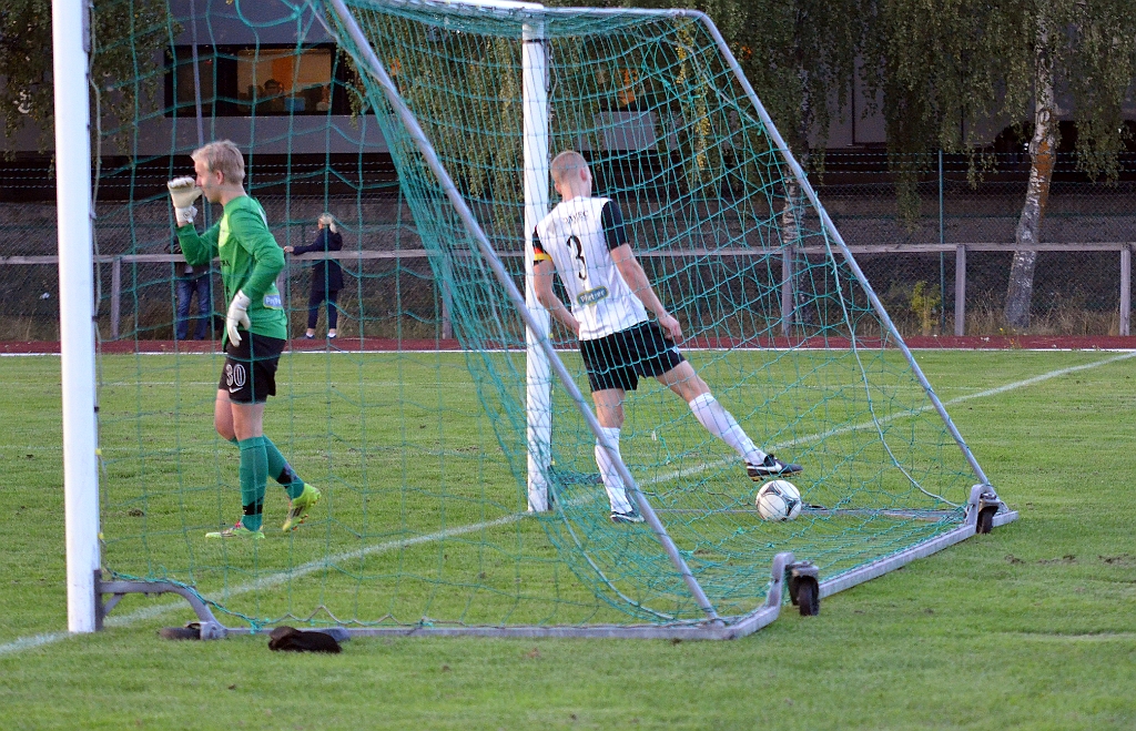 2014_0828_18.JPG - Kolsvabacken får hämta ut bollen ur nätet.