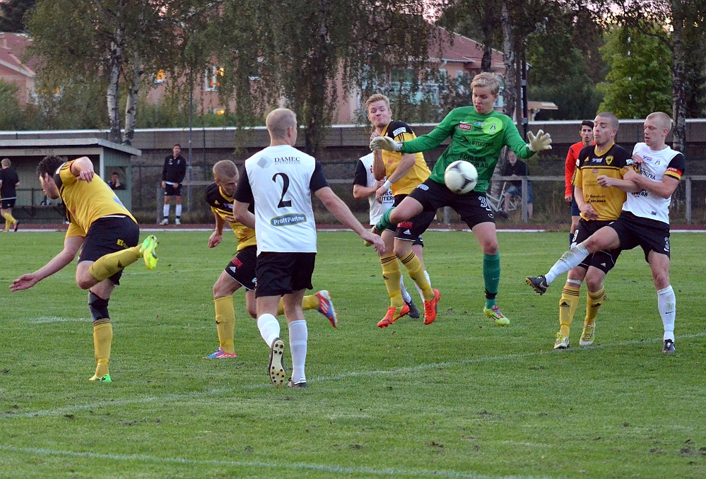 2014_0828_19.JPG - En tilltrasslad situation där målvakten till slut får kontroll på bollen